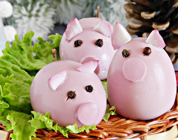 Boiled eggs in the form of pigs