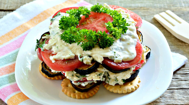 Appetizer salad of eggplant, tomatoes and crackers