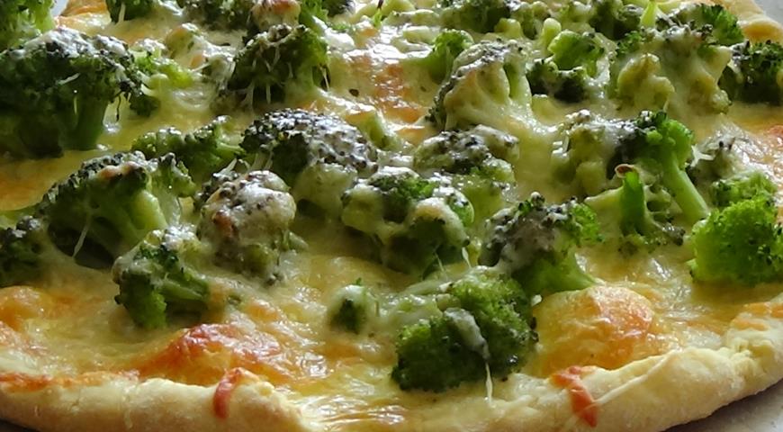 Cheese pizza with broccoli