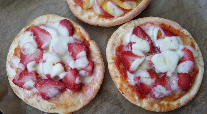 Pizza with strawberries on pita