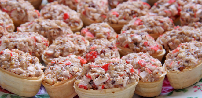 Crab and nut appetizer in tartlets