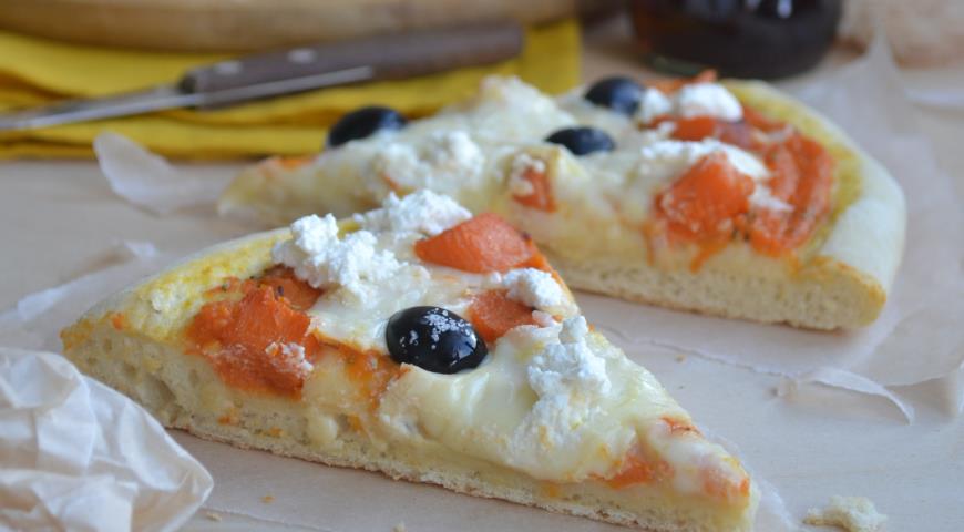 Autumn pizza with pumpkin, olives and ricotta