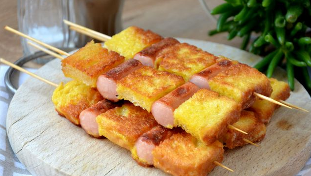 Sausages with bread on skewers (in a frying pan)