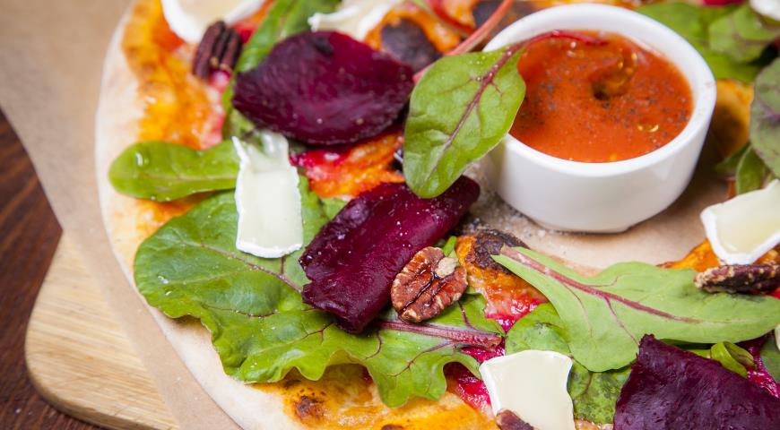 Pizza with beetroot and brie cheese