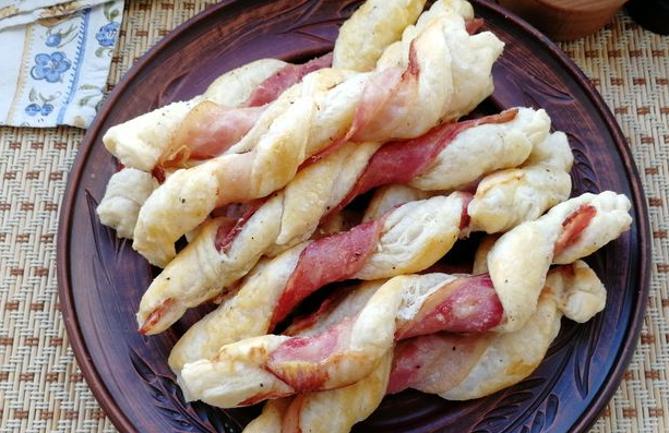 Spiral puff pastry sticks with bacon (in the oven)