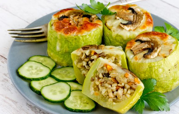 Zucchini stuffed with bulgur, champignons and carrots (in the oven)