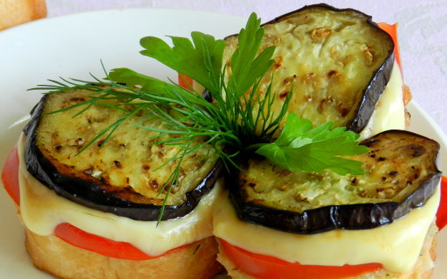 Turrets of eggplant and tomatoes with cheese