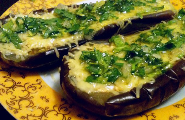 Boiled eggplants with cheese and garlic sauce