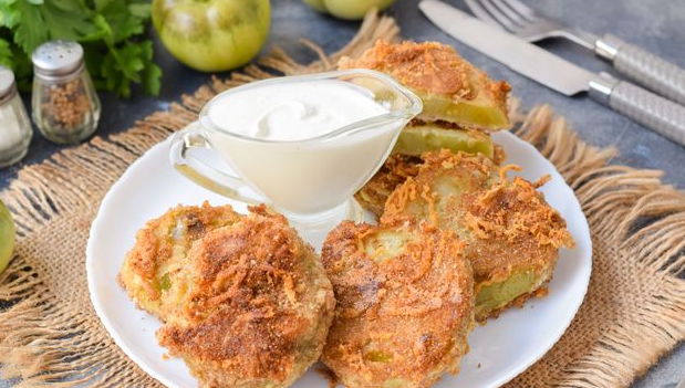 Fried green tomatoes in cheese breading