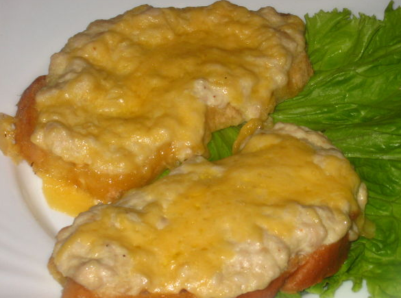 Toasts with minced chicken