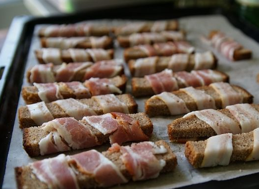 Rusks with bacon