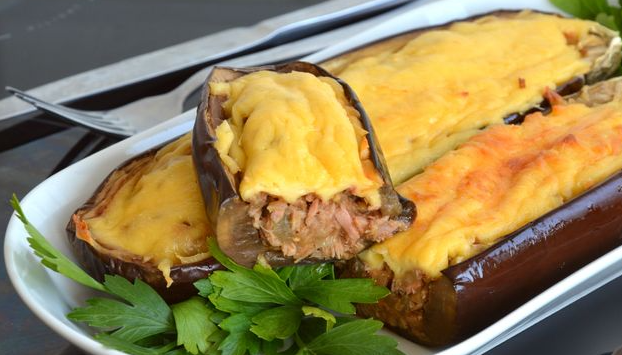 Eggplant stuffed with canned tuna, baked in the oven