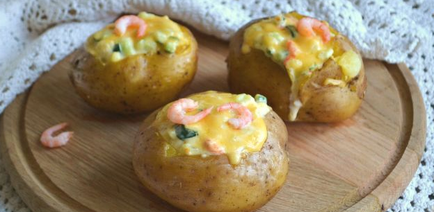 Baked potato stuffed with shrimp and cucumber