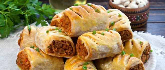Puff pastry rolls with canned beans and vegetables
