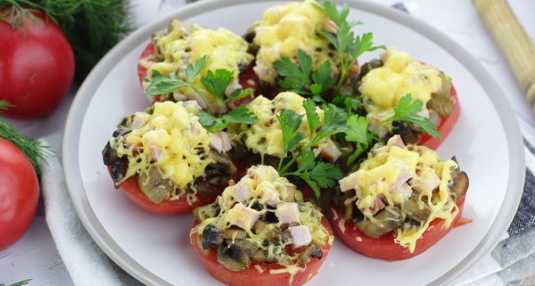 Tomatoes stuffed with champignons, bacon and cheese (in the oven)