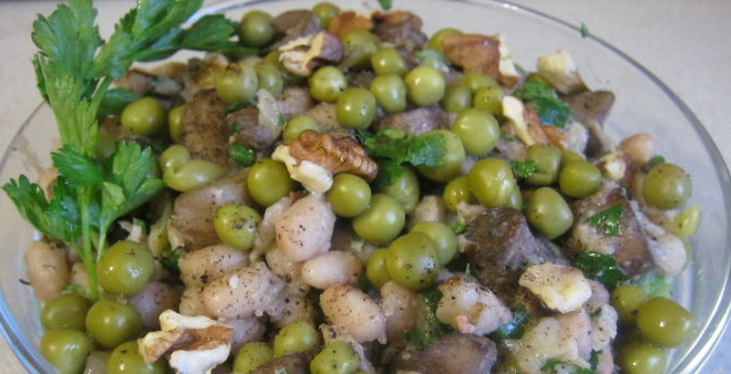 Warm bean salad with mushrooms and nuts
