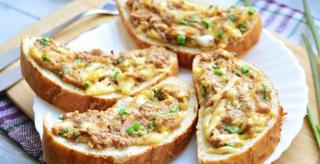Hot sandwiches with canned tuna, cheese and herbs