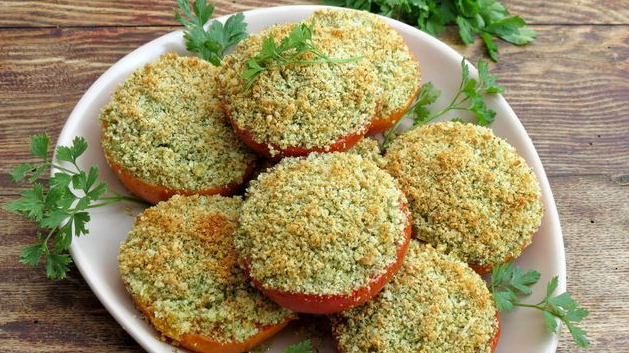Baked tomatoes in cheese-garlic breading