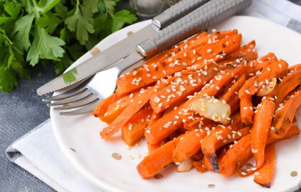 Carrots baked with spicy honey marinade and garlic