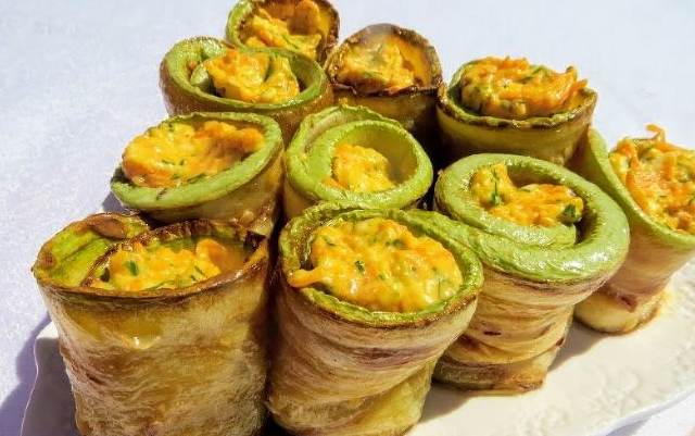 Zucchini rolls with carrots and melted cheese