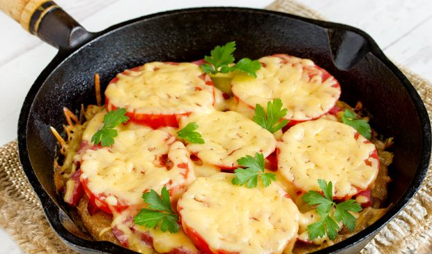 Potato pizza with sausage and tomatoes (in a frying pan)