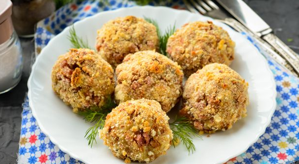 Snack bread balls with sausage and cheese (in the oven)
