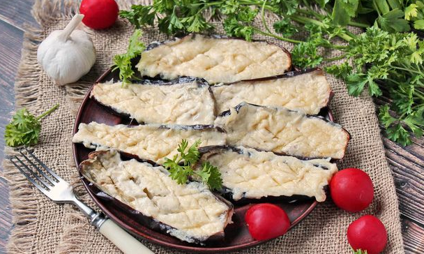 Eggplant with cheese, garlic and mayonnaise (microwave)