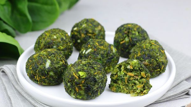 Spinach balls with carrots, cheese and nuts (in the oven)