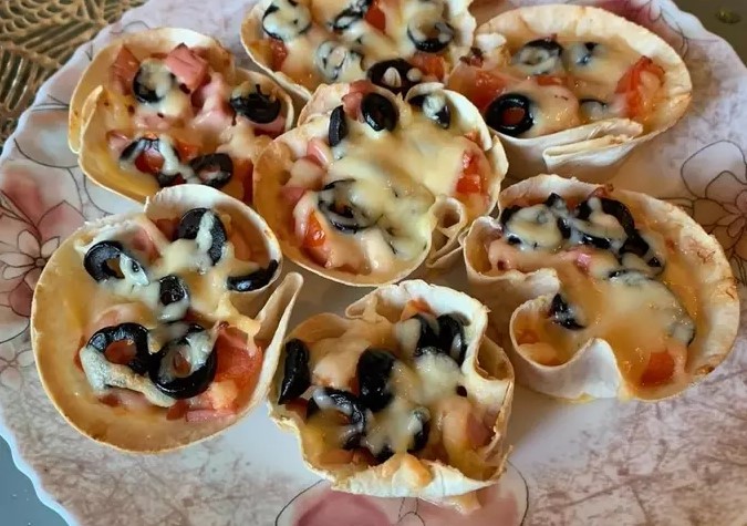 Mini pizza in baskets. Fast and delicious breakfast