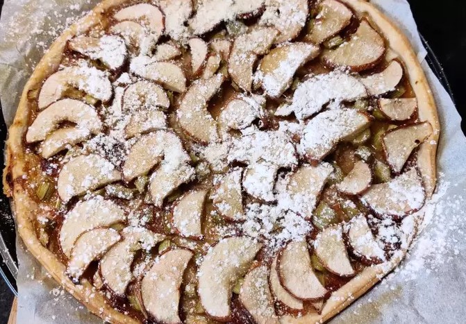 Fruit pizza from rhubarb and pear