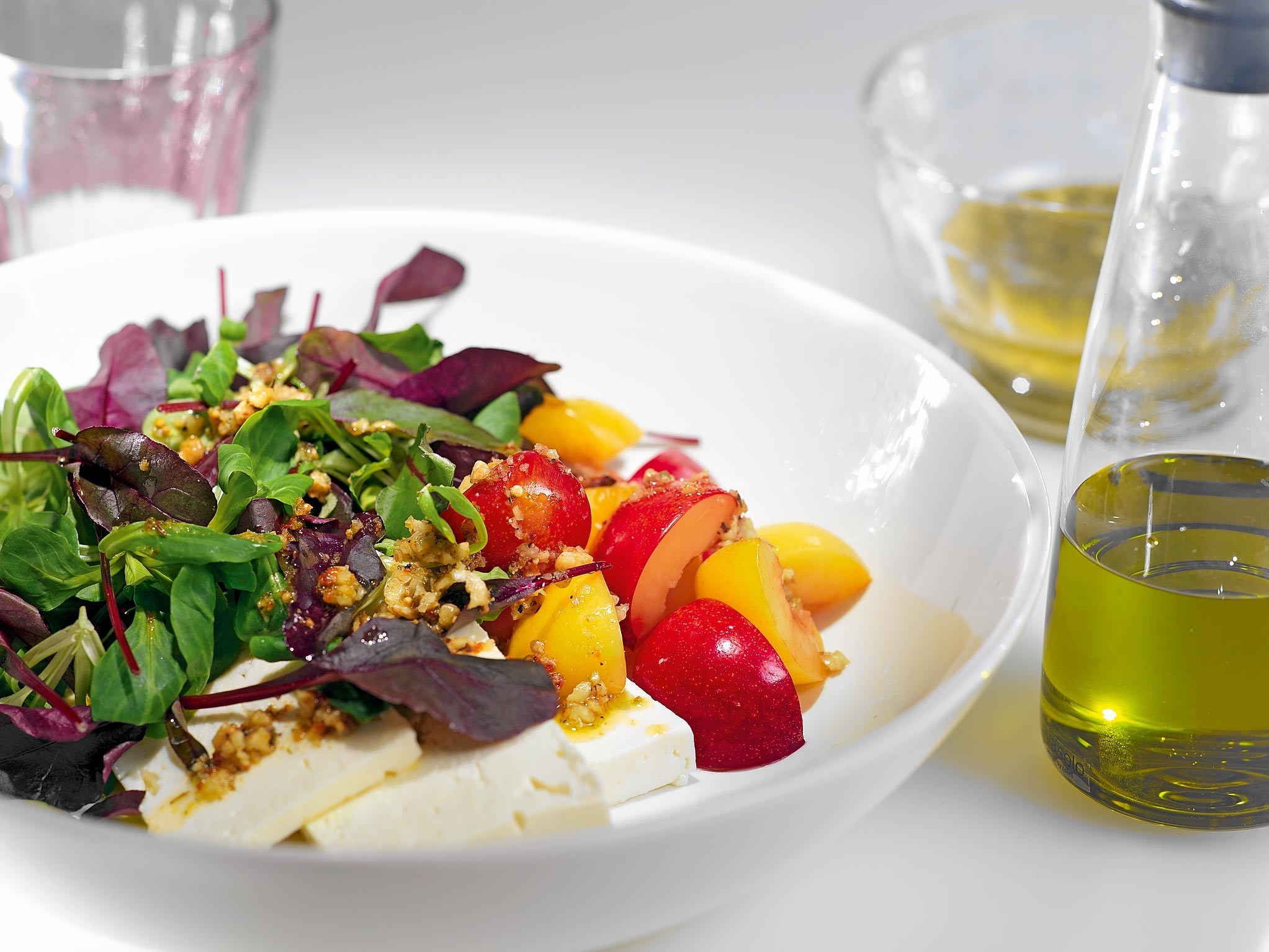 Salad with plums and cheese