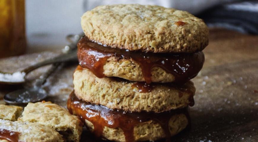 Crispy oatmeal cookies with salted caramel