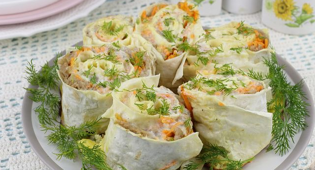 Lavash rolls with minced meat and Korean carrots, in egg filling (in a frying pan)