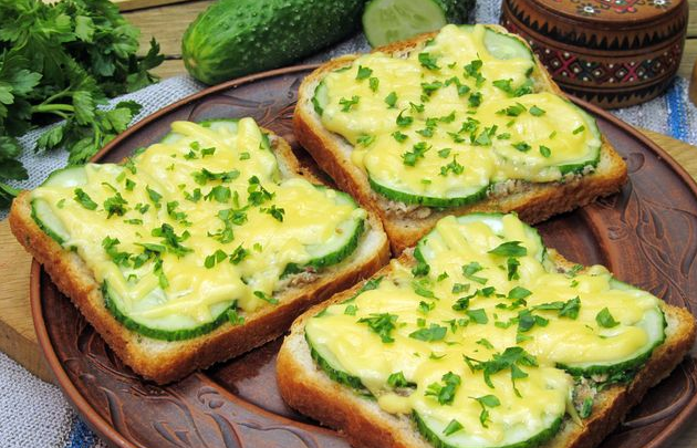 Hot sandwiches with cheese, canned fish and cucumber (microwavable)