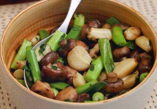 Fried mushrooms with roasted garlic and green onions