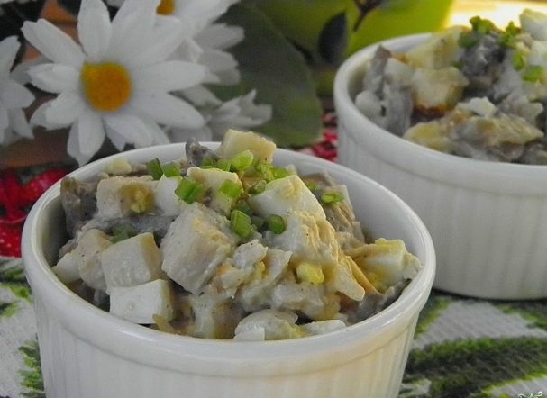 Salad with champignons and chicken breast