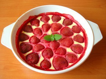 Cottage cheese pudding with strawberries
