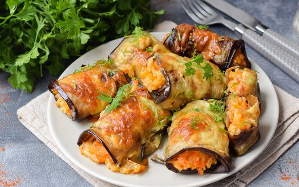 Eggplant rolls stuffed with rice and vegetables (in the oven)