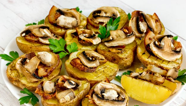 Potato baked with lard and mushrooms