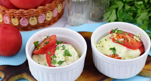 Tomatoes baked with suluguni cheese, garlic and herbs