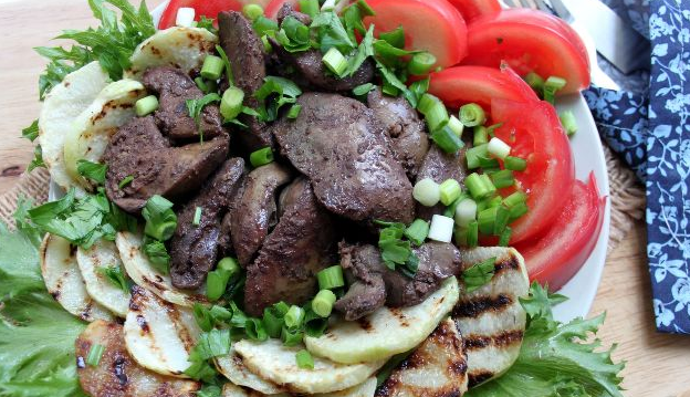 Warm salad with chicken liver and kohlrabi