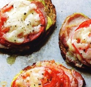 Hot sandwiches with tomatoes and bacon
