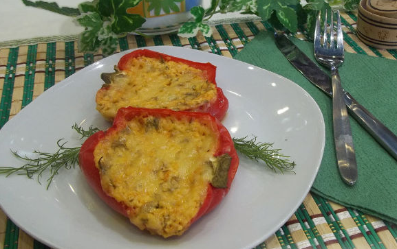 Bulgarian pepper stuffed with curd filling