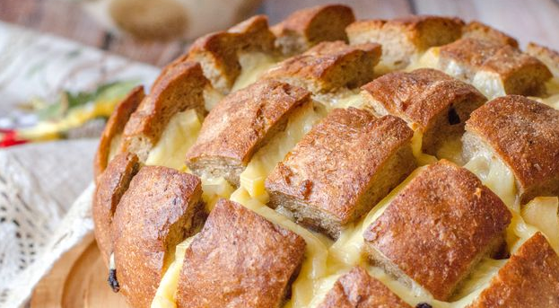 Bread stuffed with mushrooms and cheese (in the oven)
