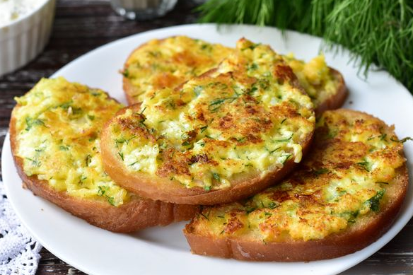 Hot sandwiches with cottage cheese and herbs (in a frying pan)