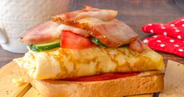 Sandwich with scrambled eggs, vegetables and smoked brisket