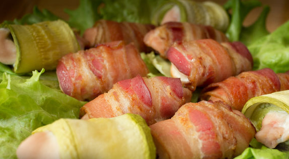 Chicken rolls with bacon and zucchini (two cooking options)