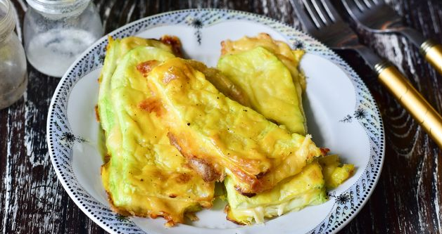 Zucchini sandwiches with cheese (in the oven)