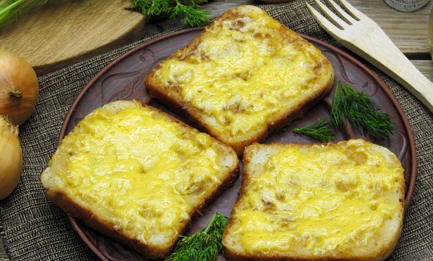 Onion croutons with cheese