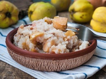 Rice porridge with quince in a slow cooker
